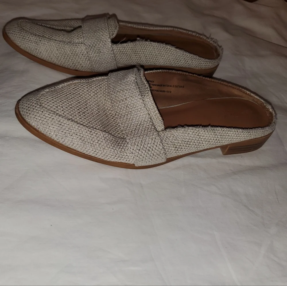 Universal Thread slip on shoes